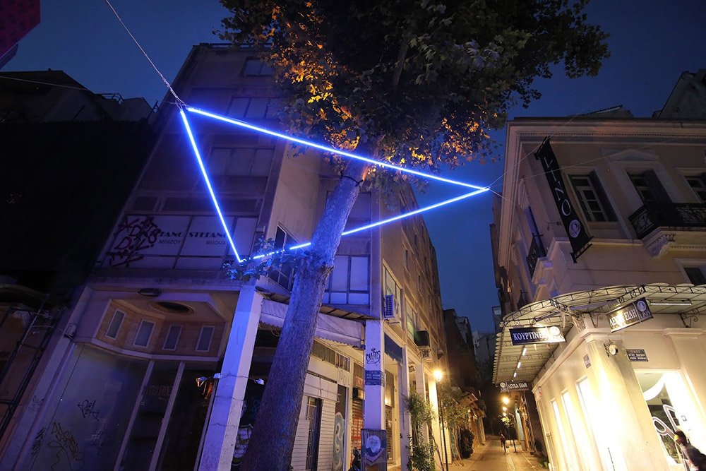 Τρίγωνα σε πτώση | Ομάδα Before Light